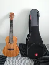 UKELELE CÓRDOBA 15CM CONCERT + FUNDA ROAD RUNNER — IMPECABLE  7 septiembre 2026