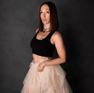 Cantante femenina de metal moderno.  8 septiembre 2026