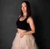 Cantante femenina de metal moderno.  8 septiembre 2026