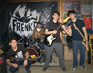 Se busca baterista en linares!! (Punk Rock) 25 octubre 2026